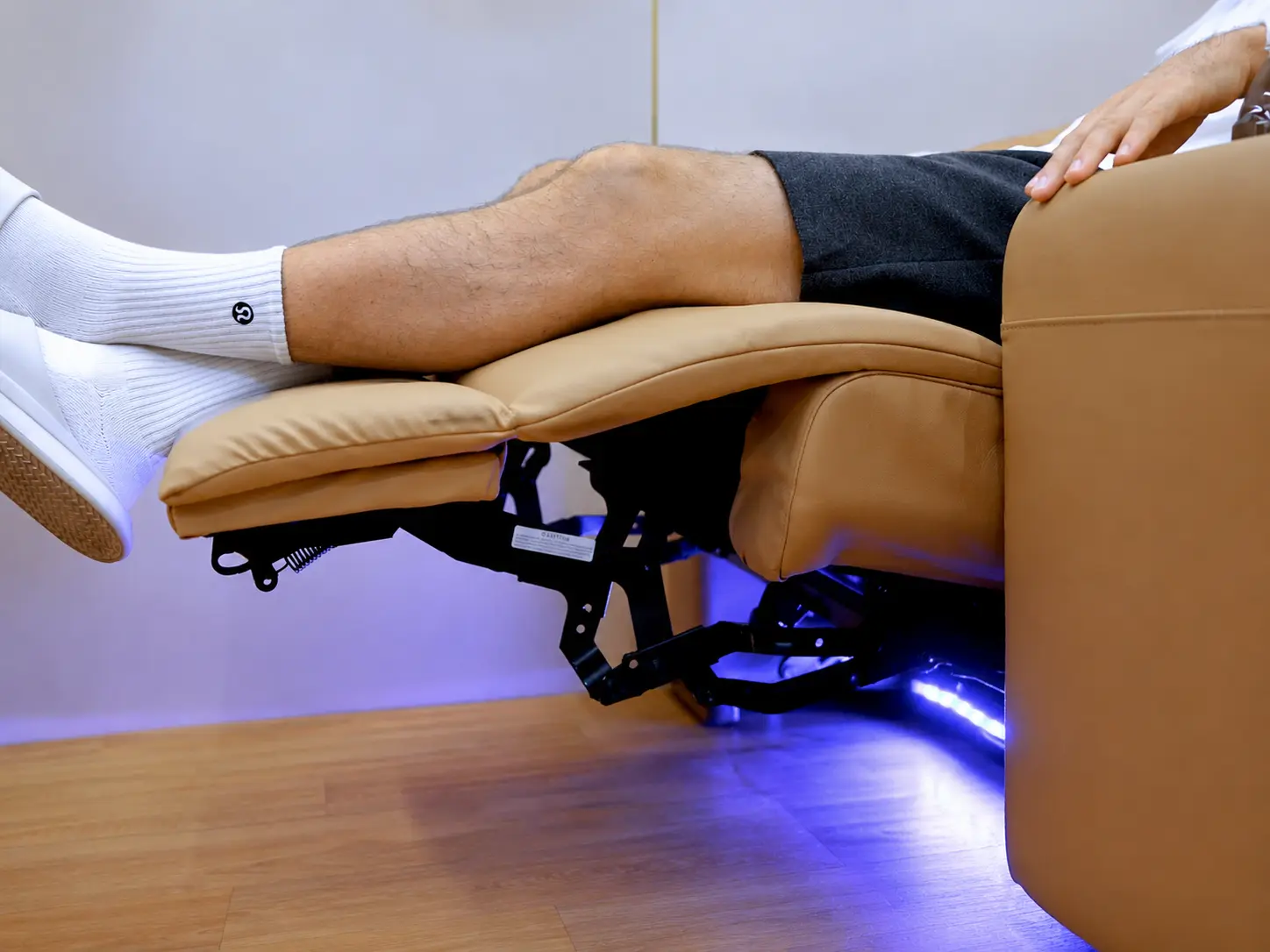 170-degree ergonomic electric reclining sofa inside the Ueerl V3 hyperbaric oxygen chamber