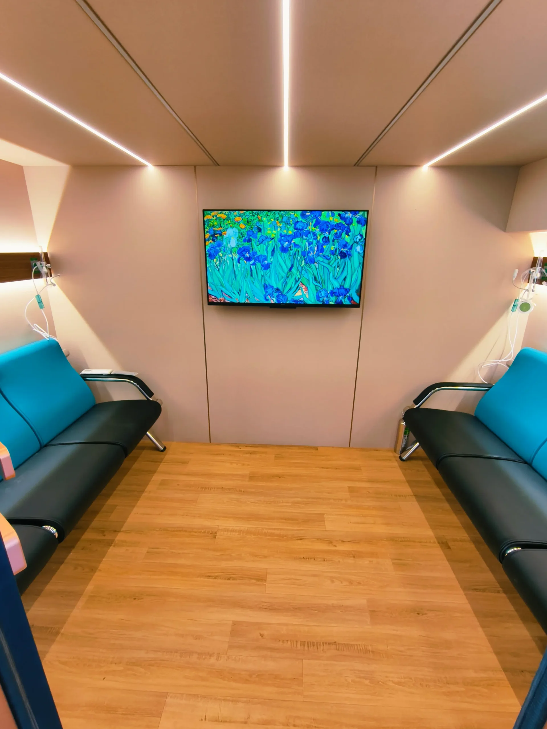 Premium interior of a Ueerl clinic hyperbaric oxygen chamber