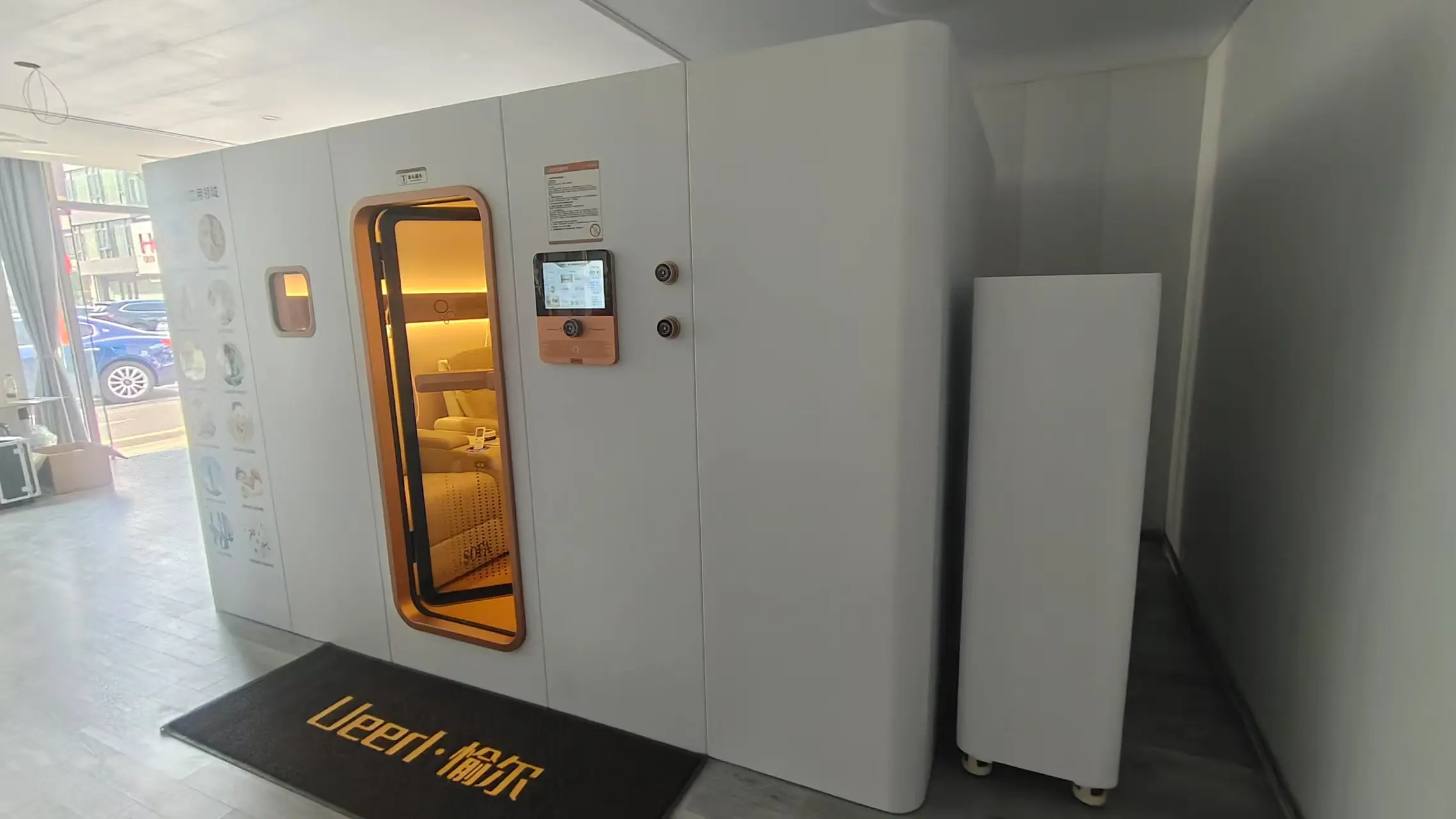 Room-style Ueerl H8 commercial hyperbaric chamber inside a Jiangsu health management center