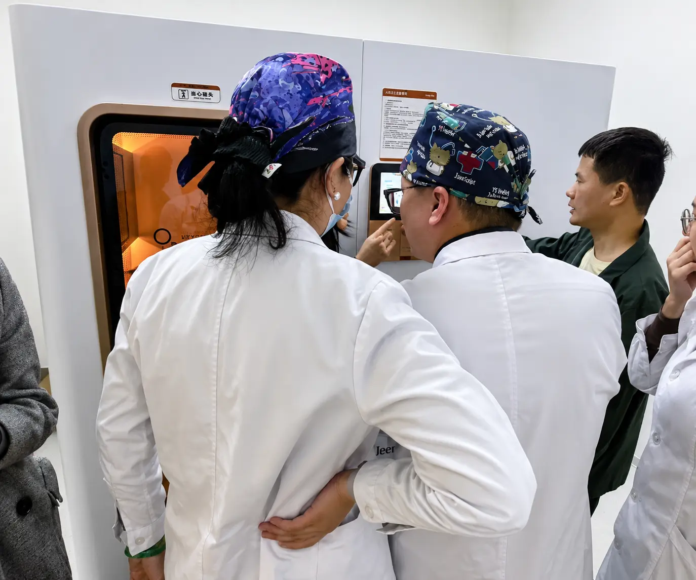 Premium post-aesthetic procedure recovery lounge with a Ueerl room-style oxygen chamber