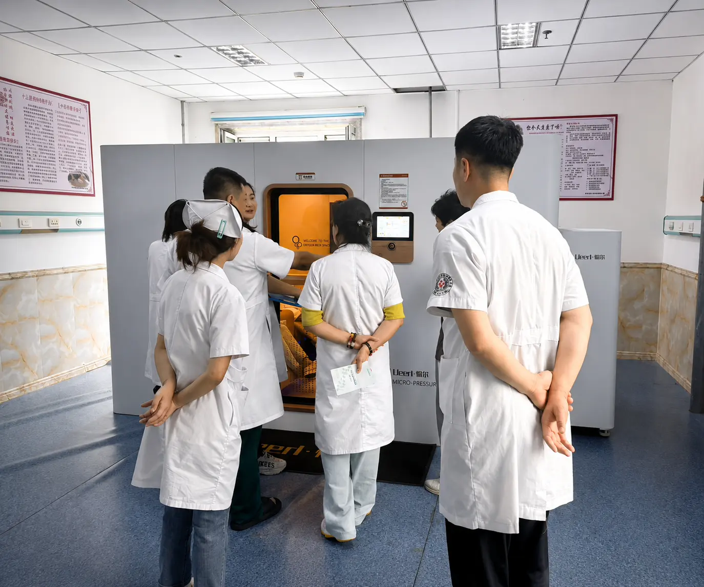 Sports rehabilitation clinic with a Ueerl room-style hyperbaric oxygen chamber