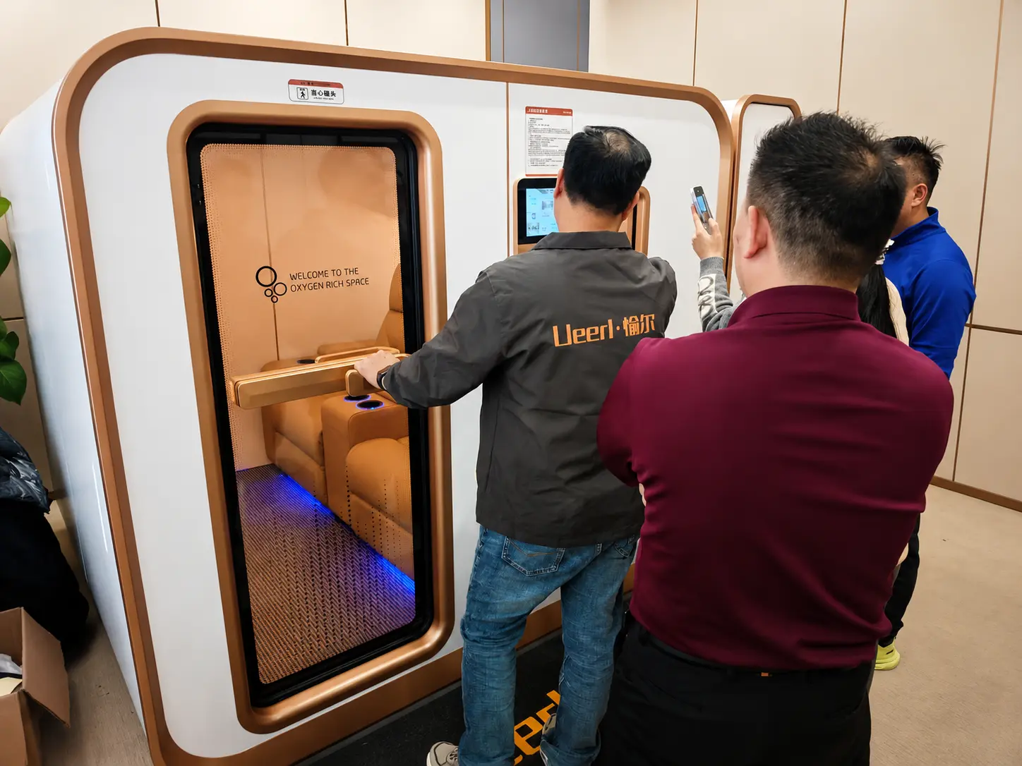 Ueerl room-style hyperbaric oxygen chamber for executive offices and workplace wellness